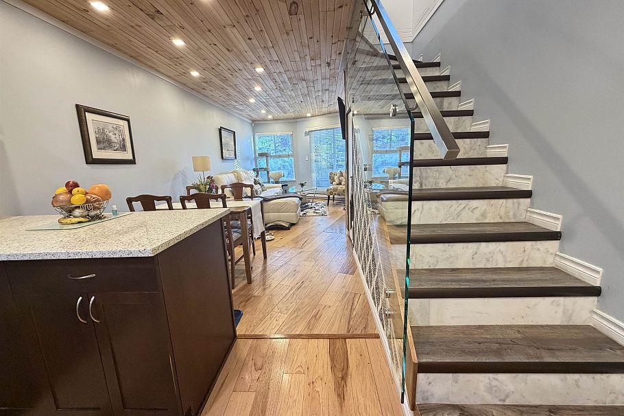 C 733 W 16th Avenue Vancouver, BC - 2