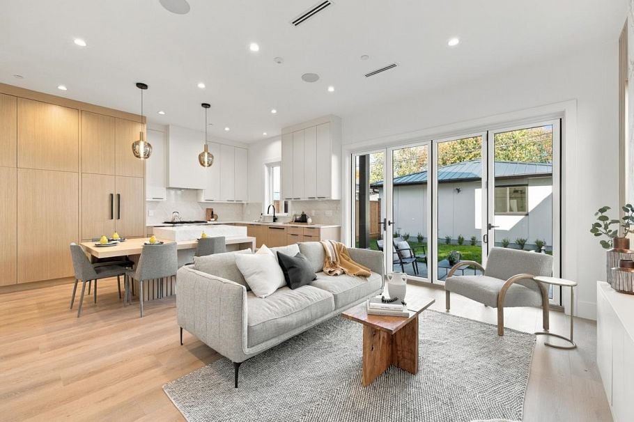 2 841 E 39th Avenue Vancouver, BC - 2