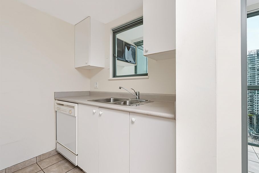 2401 1188 Howe Street Vancouver, BC - 10
