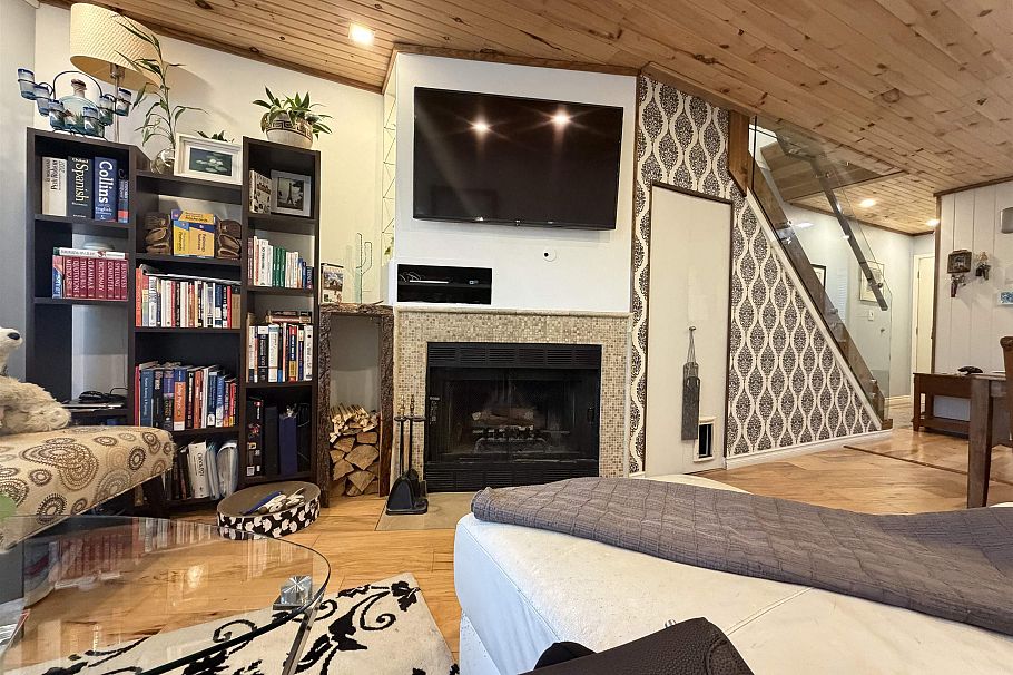 C 733 W 16th Avenue Vancouver, BC - 18