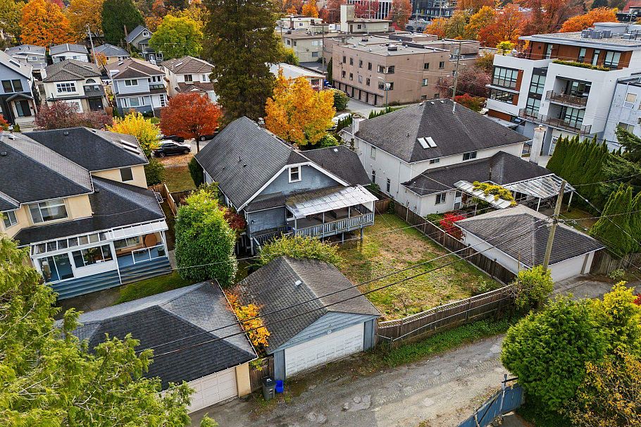 2071 W 44th Avenue Vancouver, BC - 36