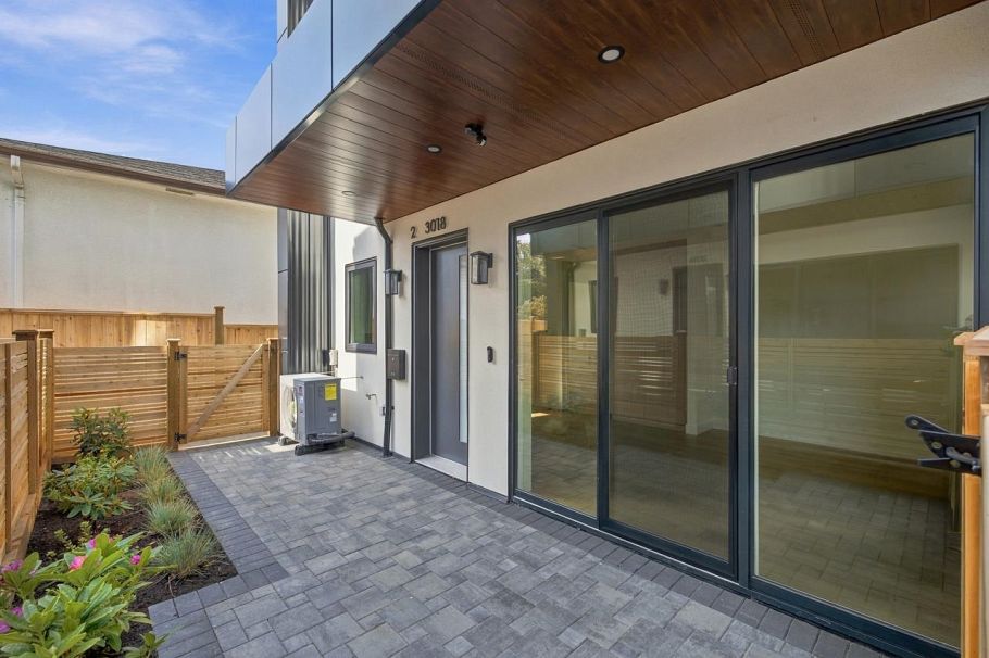 2 3018 E 19th Avenue Vancouver, BC - 4