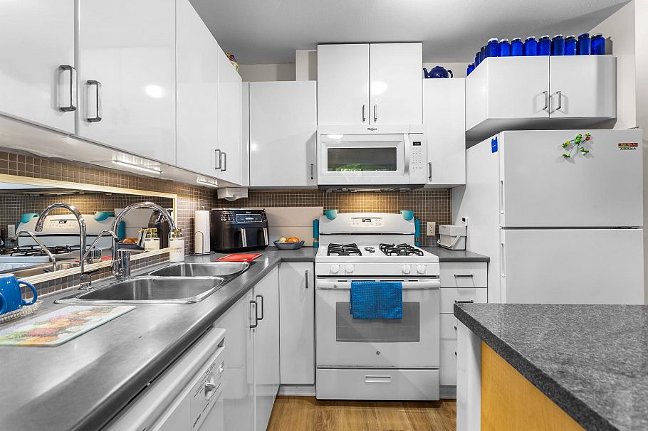 205 175 W 1st Street North Vancouver, BC - 12