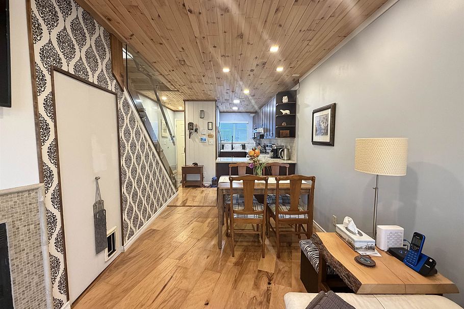 C 733 W 16th Avenue Vancouver, BC - 12