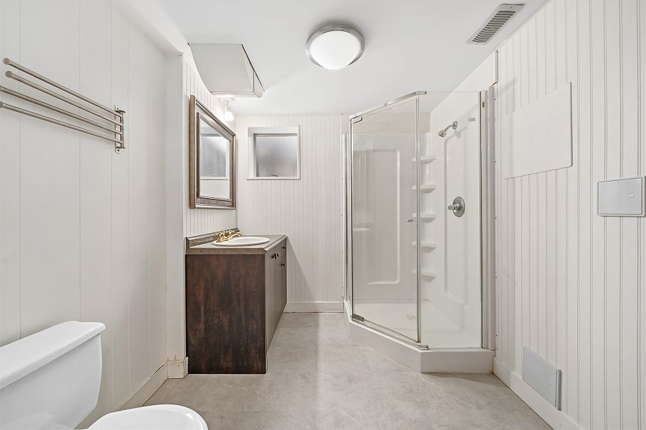 3115 E 49 Avenue Vancouver, BC - 29