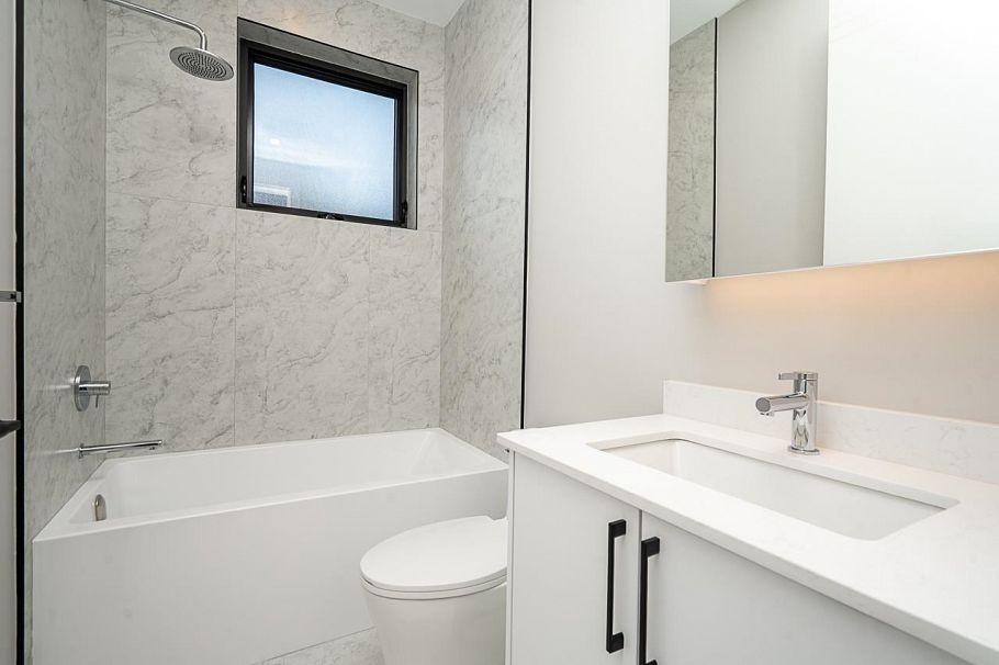 2 4579 W 11th Ave Avenue Vancouver, BC - 25
