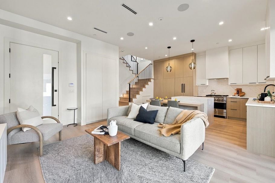 2 841 E 39th Avenue Vancouver, BC - 5