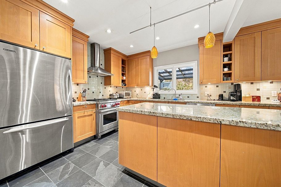 2071 W 44th Avenue Vancouver, BC - 9