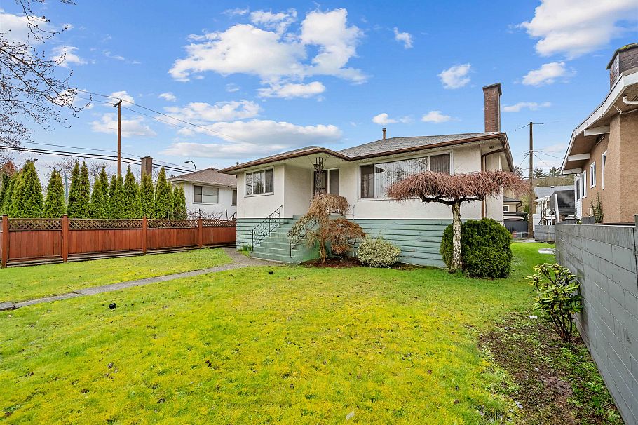3115 E 49 Avenue Vancouver, BC - 1