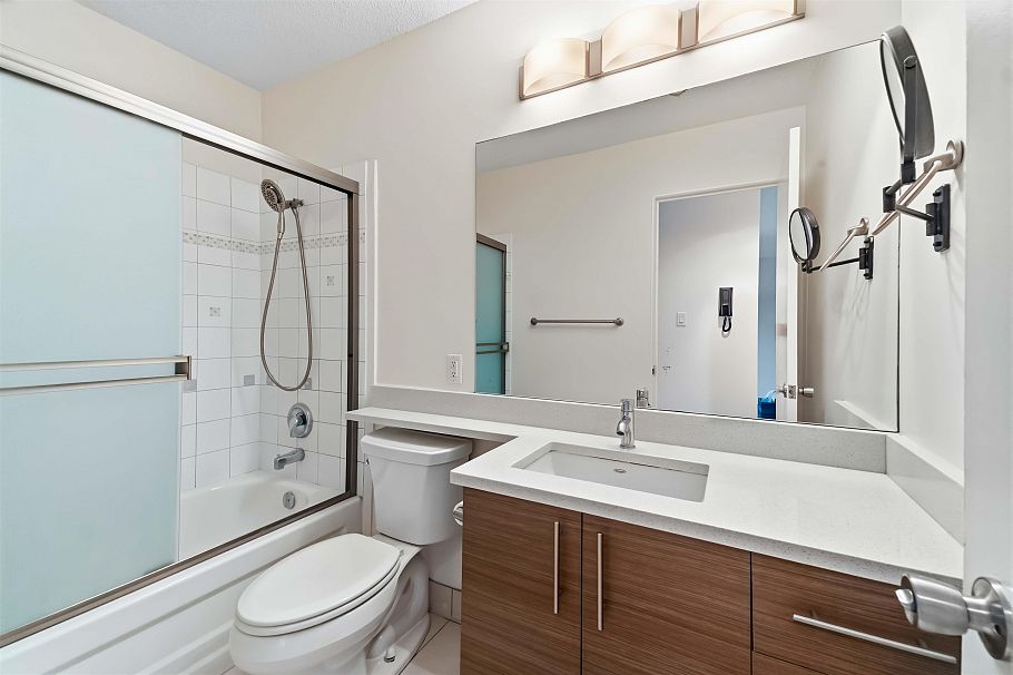 302 211 W 3rd Street North Vancouver, BC - 18