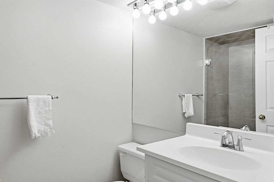 303 106 W Kings Road North Vancouver, BC - 12