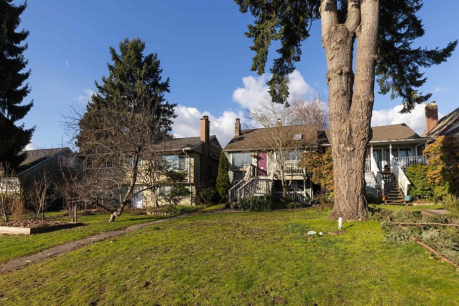 612 E 4th Street North Vancouver, BC - 36