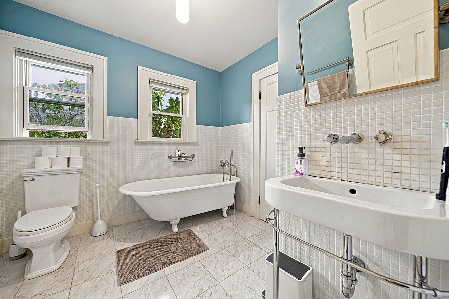 2071 W 44th Avenue Vancouver, BC - 17