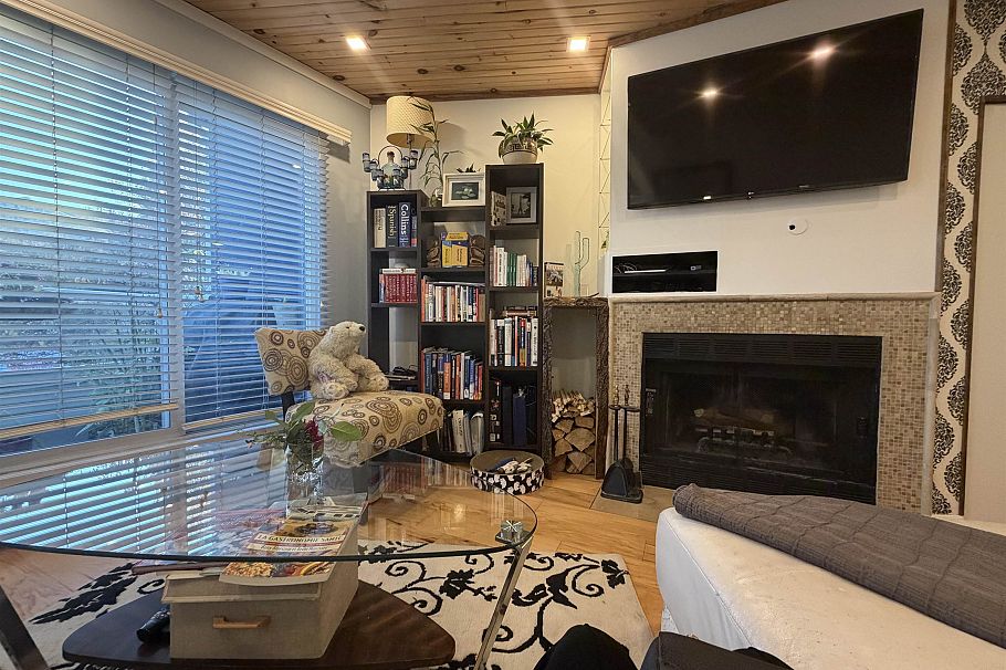 C 733 W 16th Avenue Vancouver, BC - 17