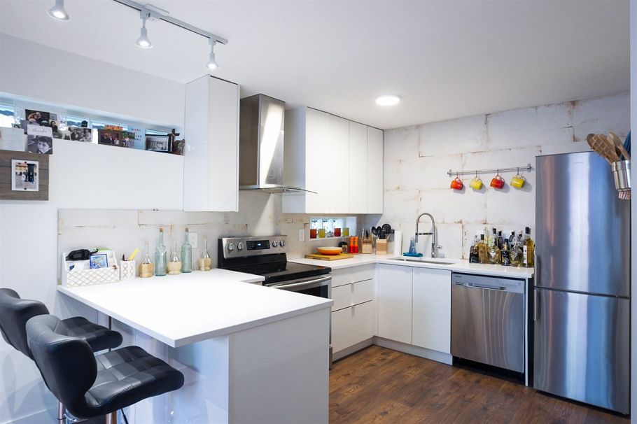 2 3250 W 4th Avenue Vancouver, BC - 2