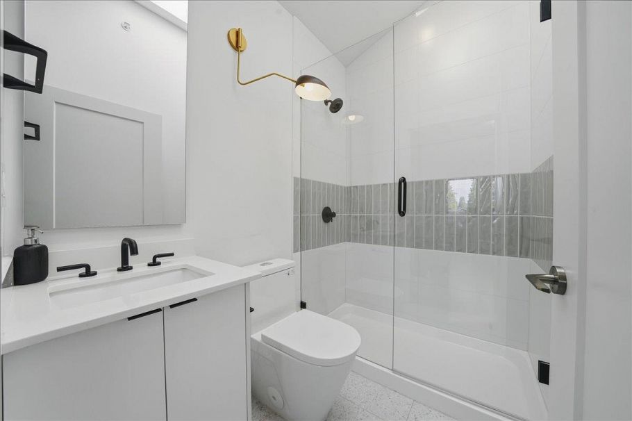 2137 E 2nd Avenue Vancouver, BC - 26