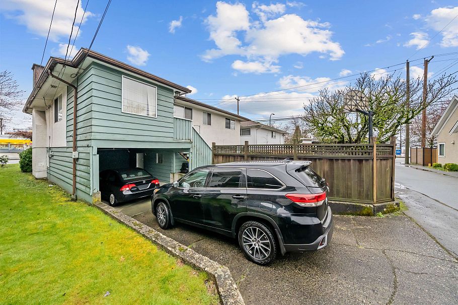 3115 E 49 Avenue Vancouver, BC - 4