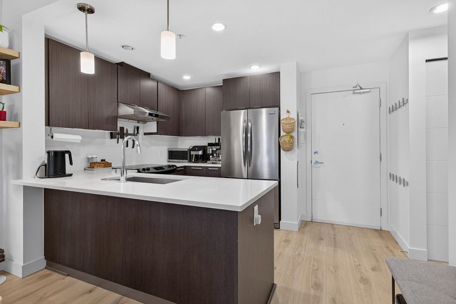 402 733 W 3rd Street North Vancouver, BC - 2