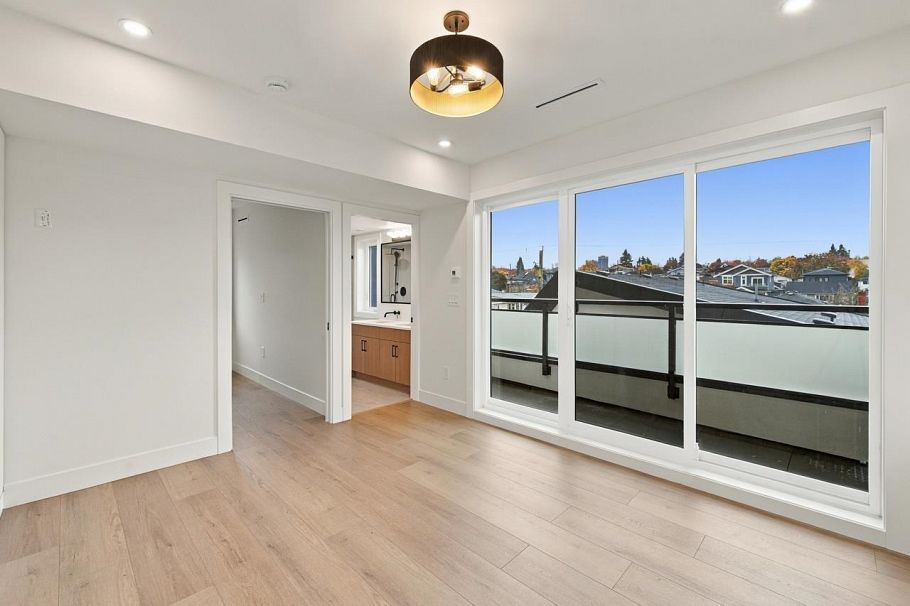 2 3018 E 19th Avenue Vancouver, BC - 21