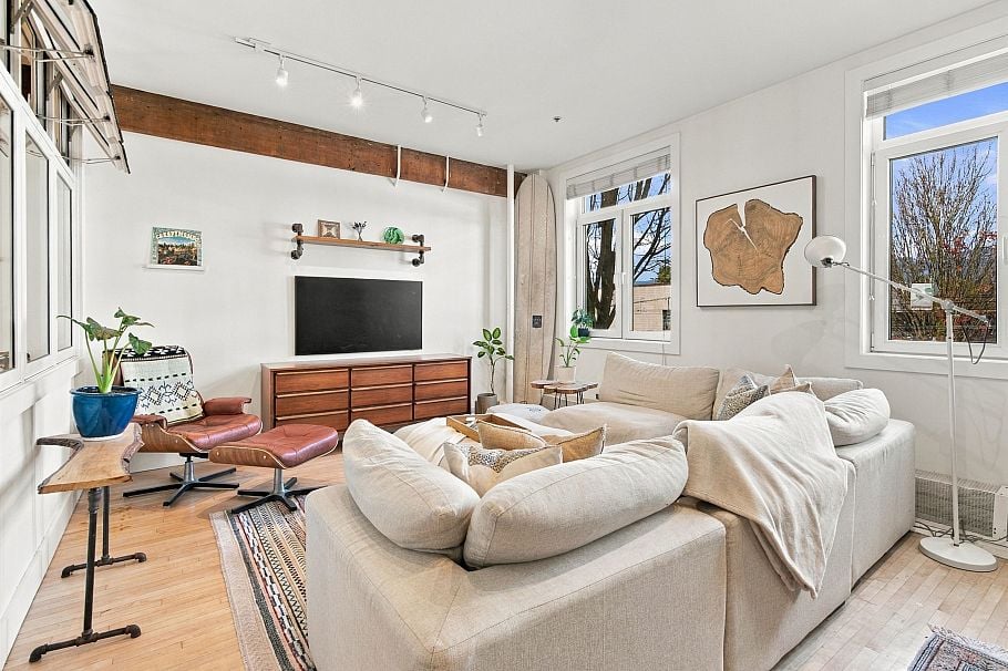 202 2556 E Hastings Street Vancouver, BC - 1