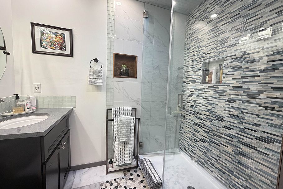 C 733 W 16th Avenue Vancouver, BC - 23