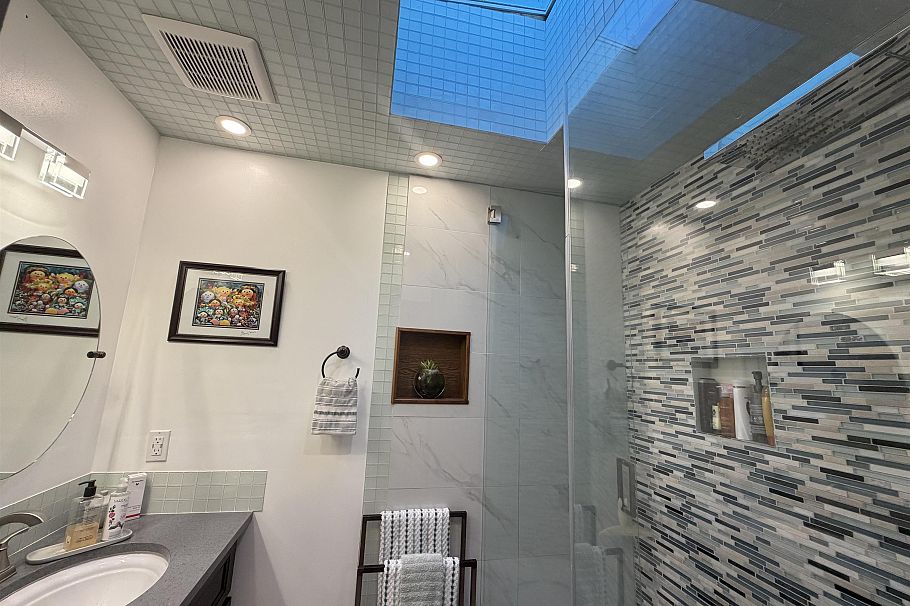 C 733 W 16th Avenue Vancouver, BC - 24