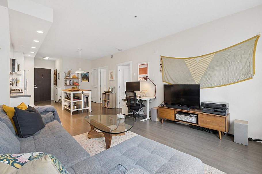 301 277 W 1st Street North Vancouver, BC - 2