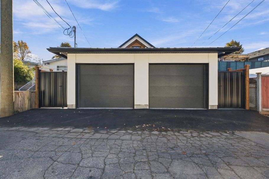 2 841 E 39th Avenue Vancouver, BC - 39