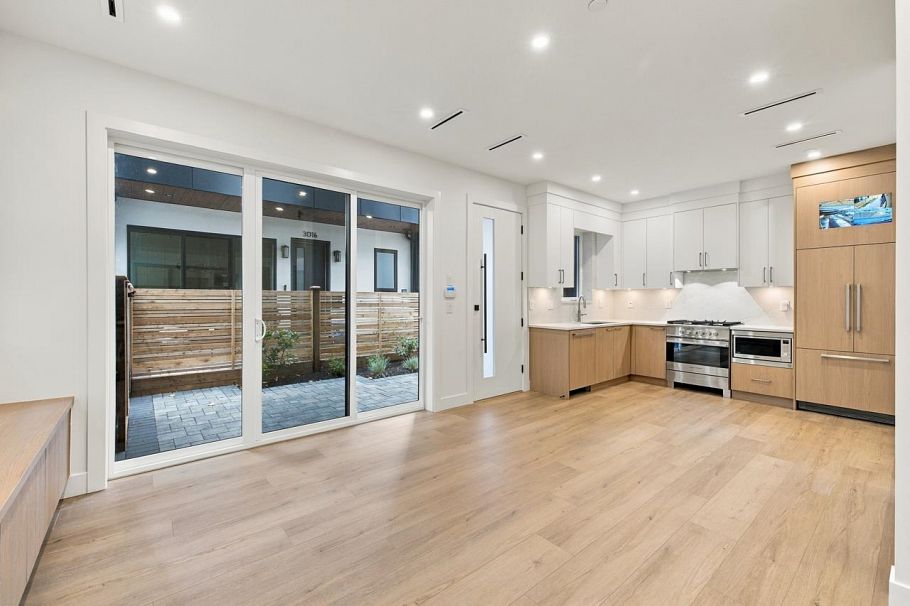 2 3018 E 19th Avenue Vancouver, BC - 5