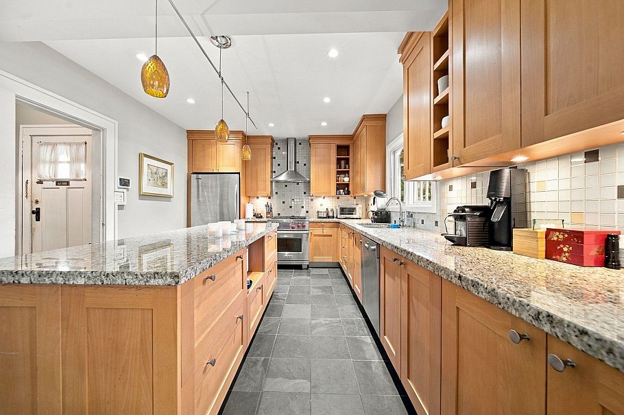 2071 W 44th Avenue Vancouver, BC - 10