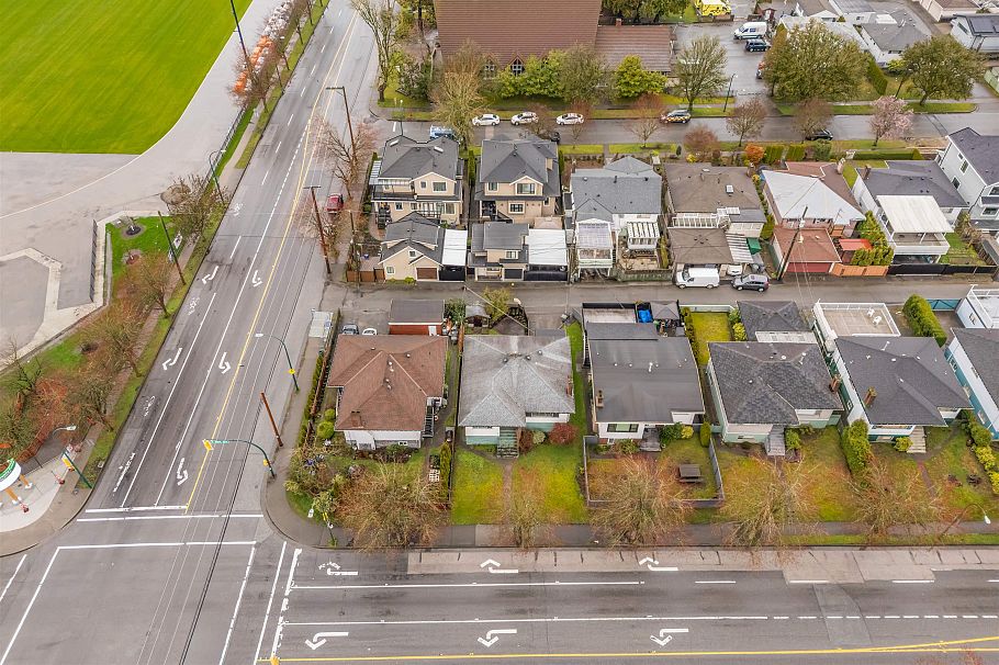 3115 E 49 Avenue Vancouver, BC - 32