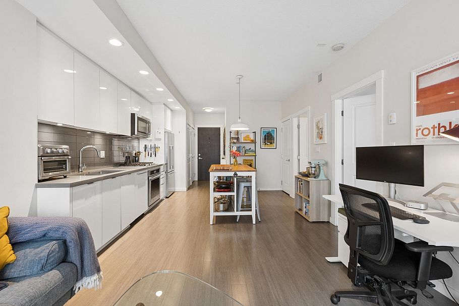 301 277 W 1st Street North Vancouver, BC - 5