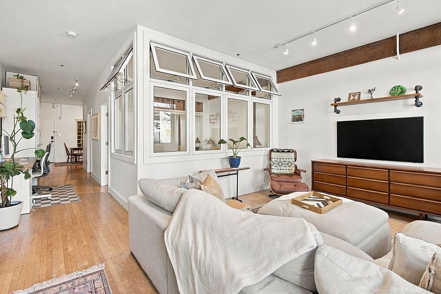 202 2556 E Hastings Street Vancouver, BC - 2