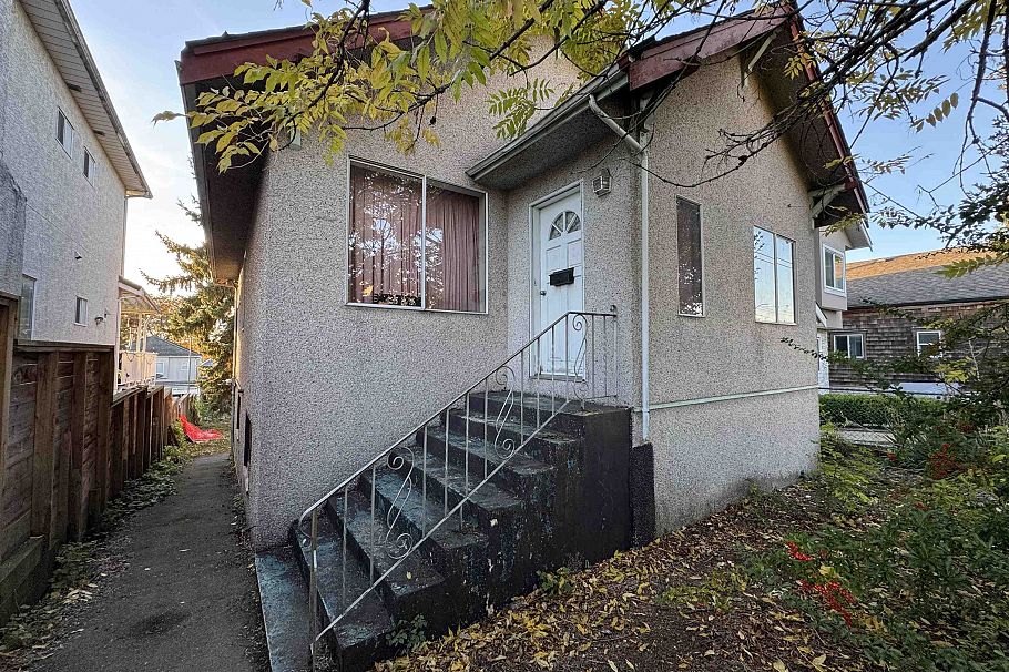 4539 Victoria Drive Vancouver, BC - 1