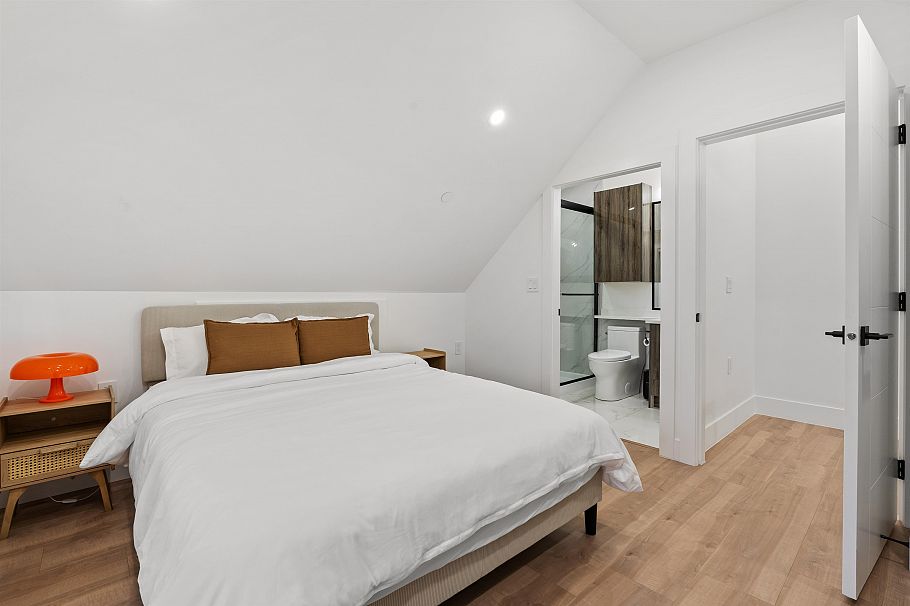 1 3344 Adanac Street Vancouver, BC - 31