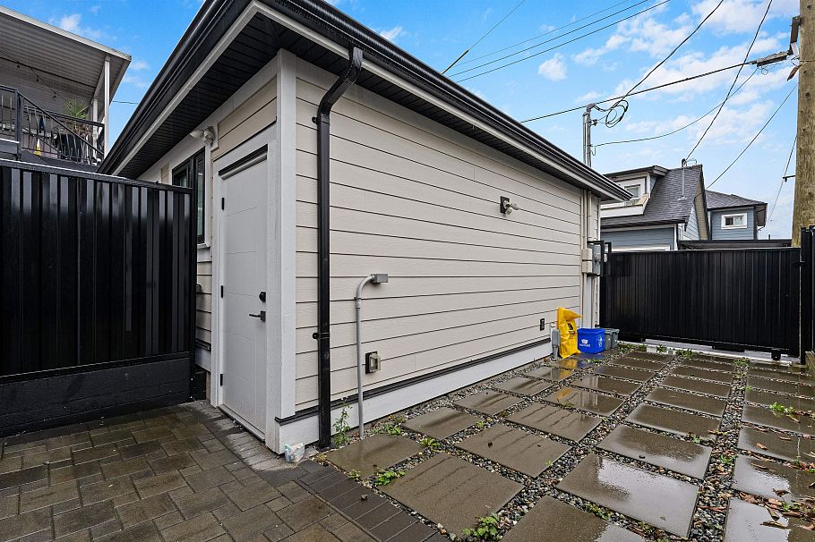 1 3344 Adanac Street Vancouver, BC - 33