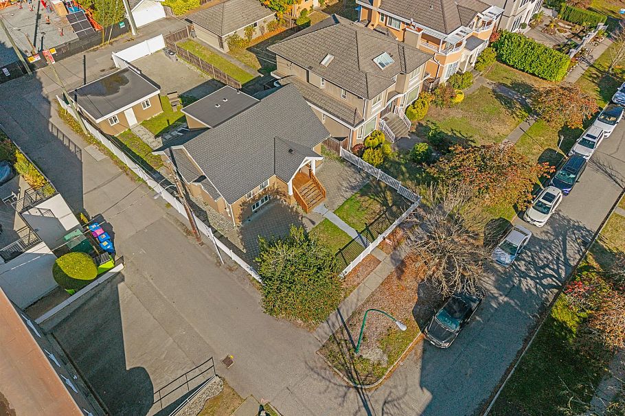 2079 W 46th Avenue Vancouver, BC - 36