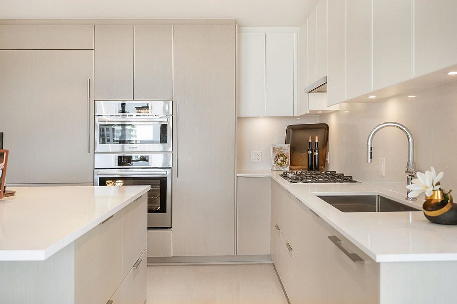 402 128 W 15th Street North Vancouver, BC - 1