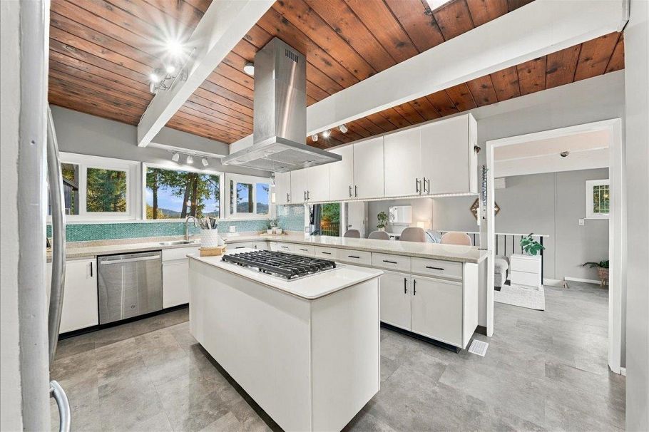 2363 Windridge Drive North Vancouver, BC - 23