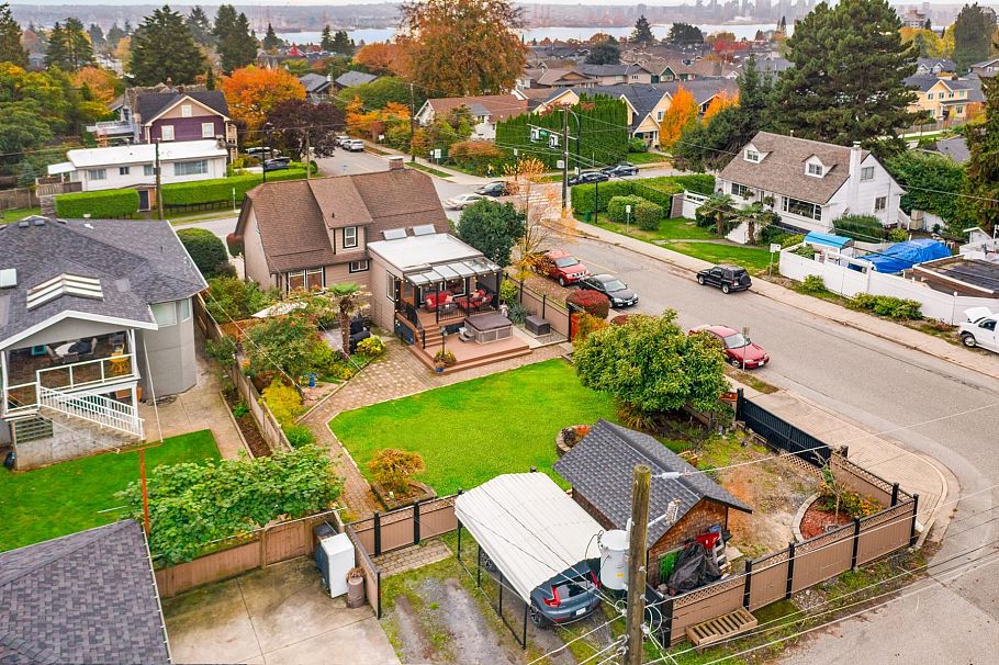 402 E 13th Street North Vancouver, BC - 1