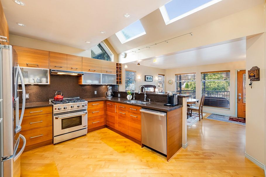 402 E 13th Street North Vancouver, BC - 6