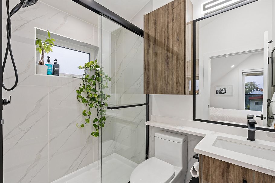 1 3344 Adanac Street Vancouver, BC - 32