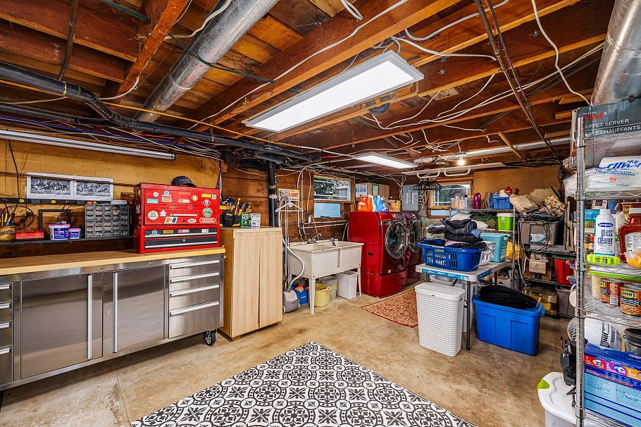 402 E 13th Street North Vancouver, BC - 15