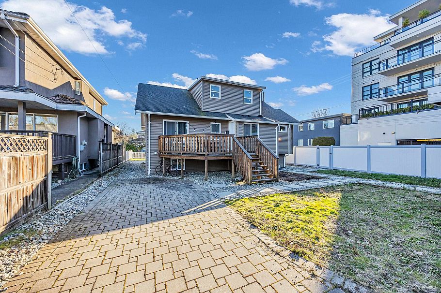 2079 W 46th Avenue Vancouver, BC - 32