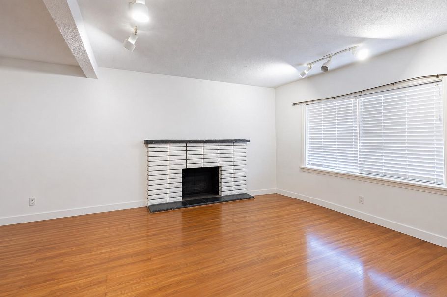 380 E 58th Avenue Vancouver, BC - 6