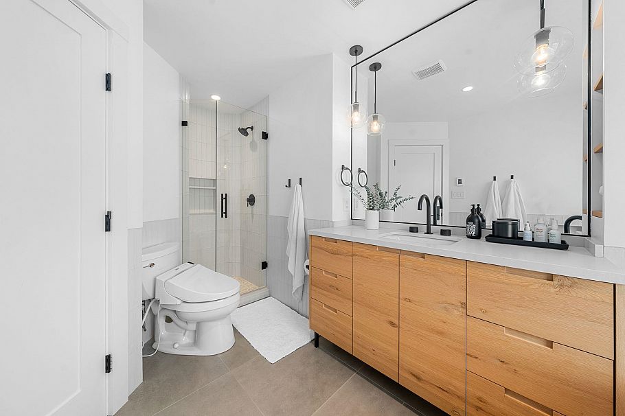 1 224 W 16th Street North Vancouver, BC - 26