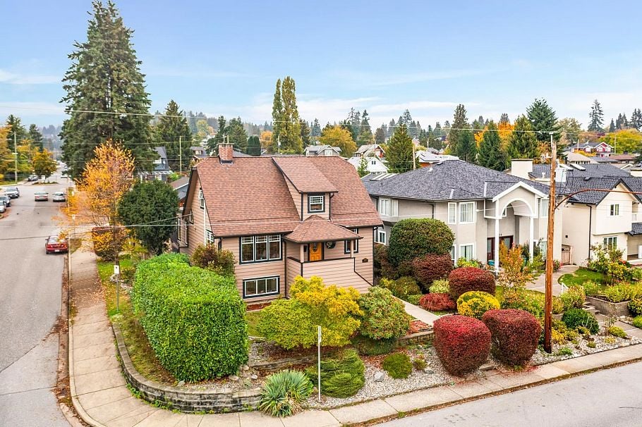 402 E 13th Street North Vancouver, BC - 2