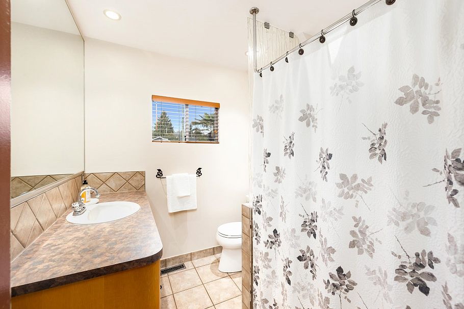 402 E 13th Street North Vancouver, BC - 11