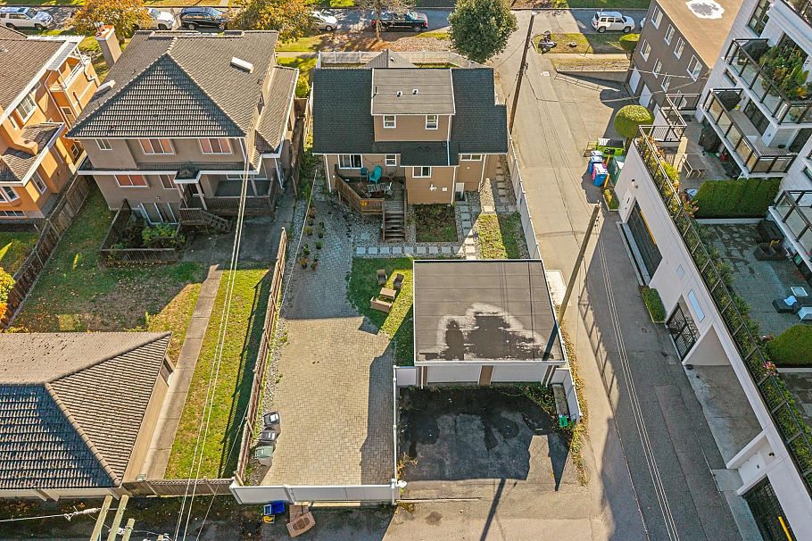 2079 W 46th Avenue Vancouver, BC - 35