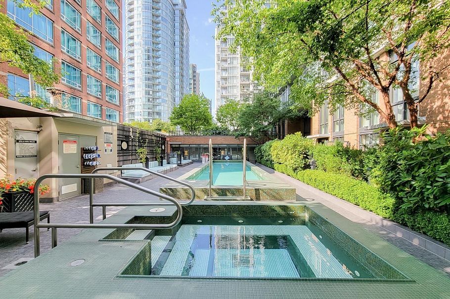 2106 788 Richards Street Vancouver, BC - 21